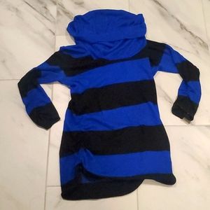 Stylish sweater size medium blk and blue  by hooked up